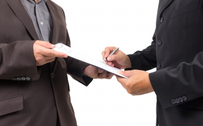 Uma pessoa chega com roupas velhas, falando errado, e mostra a intenção de comprar um imóvel. E agora? Será que este suposto cliente terá condições financeiras de efetuar o negócio? [&hellip;]